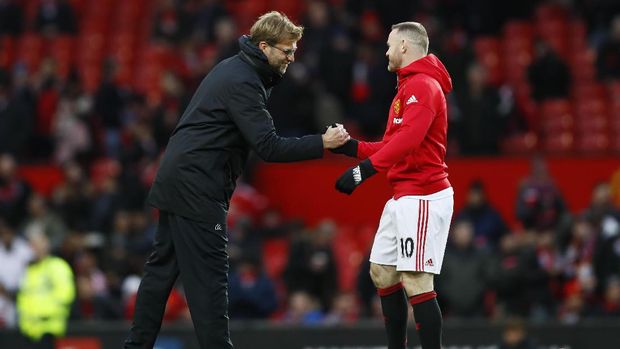 Juergen Klopp dan Wayne Rooney bersalaman sebelum pertandingan dimulai. 