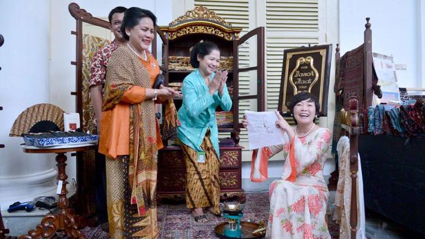 Iriana Pamer Kerajinan  Tangan  Indonesia  ke Istri PM Jepang