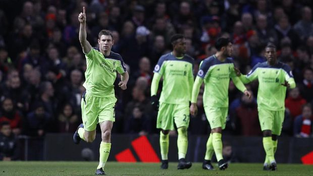 James Milner merayakan gol penalti ke gawang MU.