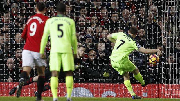 Penalti James Milner menaklukkan David De Gea.