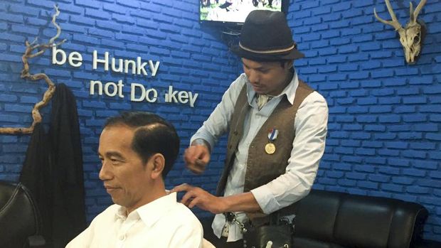Presiden Joko Widodo tengah mencukur rambut di barbershop sembari ditemani sang anak, Kaesang Pangarep, Sabtu (14/1). (dok. Hunky Dory Barber/Bagas Gumilang)