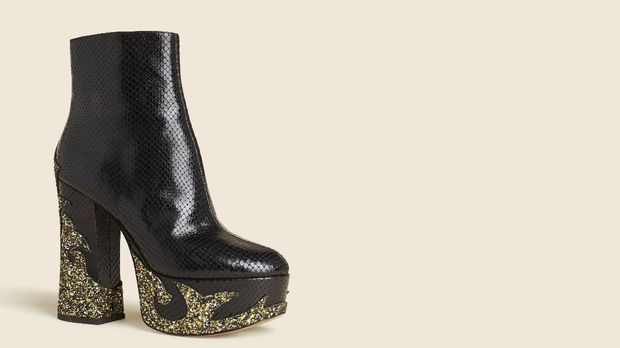 Mengambil inspirasi dari sepatu gaya David Bowie, Marc Jacobs membawa kembali tren platform boots jadi tren 2017.