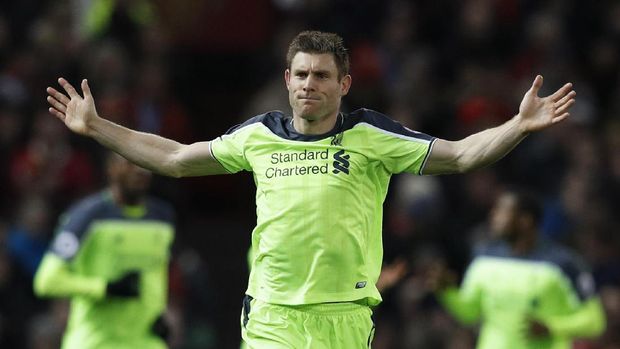James Milner merayakan gol ke gawang Liverpool.