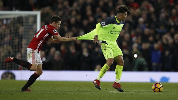 Manchester United membidik tiga poin melawan Liverpool demi mempertahankan posisi di papan atas Liga Primer.