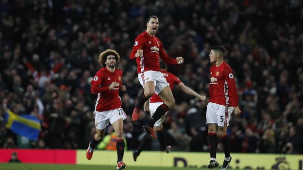 Zlatan Ibrahimovic merayakan gol ke gawang Liverpool pada menit ke-84.