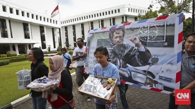 Sejumlah aktivis KontraS membawa Kartu Pos Munir untuk diserahkan ke Kementerian Setneg di Jakarta, Selasa (17/1).