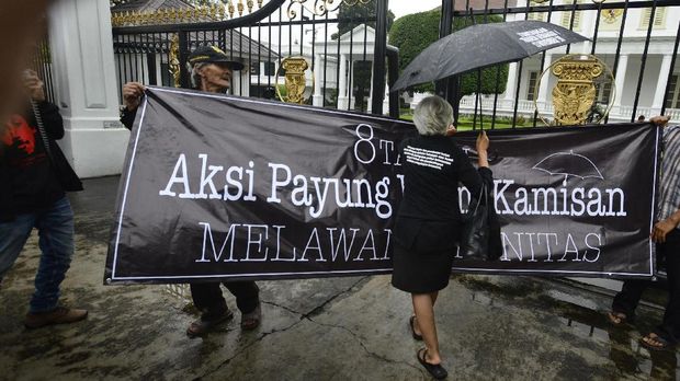 Sumarsih mengikuti Aksi Kamisan.