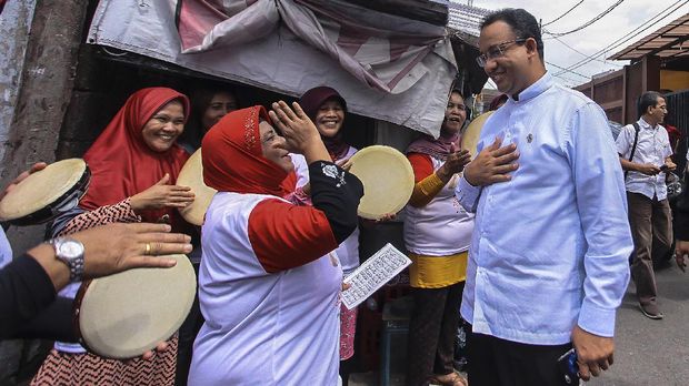 Calon Gubernur DKI Jakarta Anies Baswedan menyapa warga saat melakukan kampanye di kawasan Kebon Jeruk, Jakarta, Selasa (17/1).