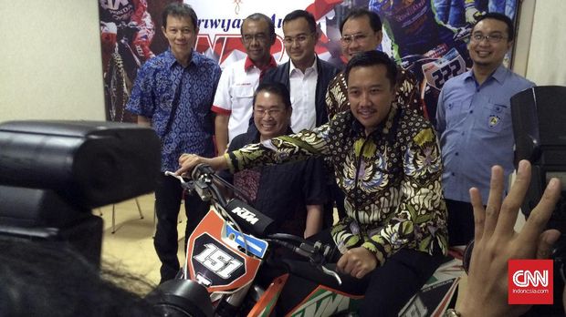 Menpora Imam Nahrawi berpose di atas motocross usai jumpa pers gelaran MXGP 2017.