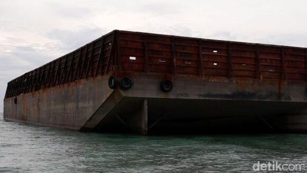 Kapal tongkang kandas di kepulauan seribu