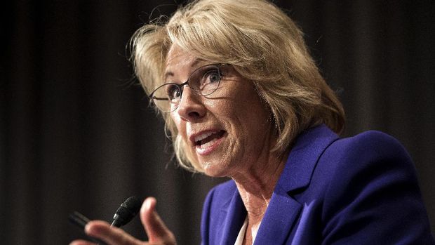 Betsy DeVos mengatakan sekolah di AS perlu senjata. (AFP PHOTO / Brendan Smialowski)