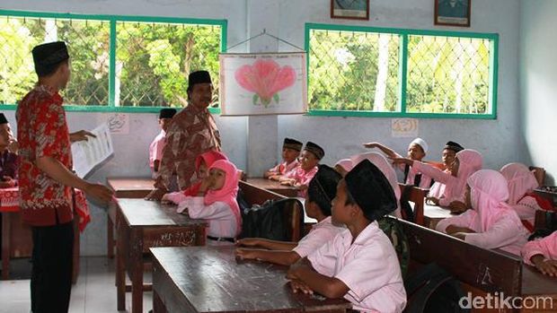 Melihat Sekolah Gratis Milik Seorang Polisi Di Banyuwangi 