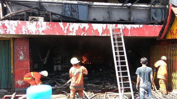 9 Jam Berlalu, Kebakaran Pasar Senen Belum Padam