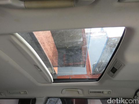  Modifikasi  Total Bolongi Atap  Mobil  Jadi Sunroof