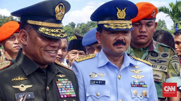 Panglima TNI Jenderal Gatot Nurmantyo dan KSAU Marsekal Hadi Tjahjanto di Lanud Halim Perdanakusuma, Jakarta.