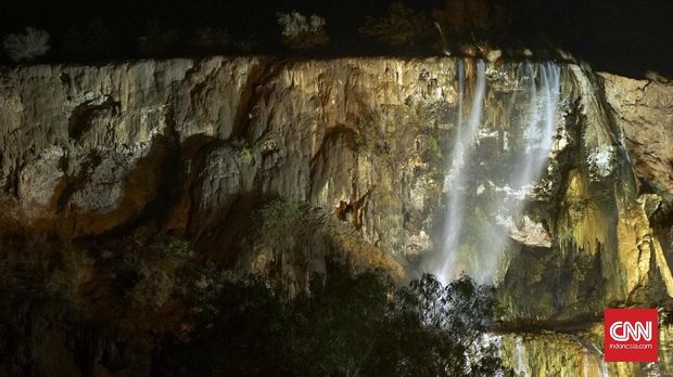 Ma'in Hot Spring merupakan air terjun hangat yang berada di antara lembah-lembah di selatan Yordania.