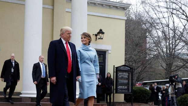 Karya Ralph Lauren yang dikenakan Melania Trump saat prosesi ambil sumpah banyak menuai kritik.