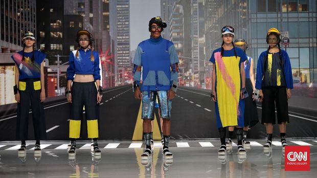 Model mengenakan busana ACAKACAK Collections 2017 pada pagelaran fashion show dengan tema CAMBIO yang diselenggarakan oleh Lembaga Pengajaran Tata Busana Susan Budihardjo di Jakarta, Kamis, 19 Januari 2017.