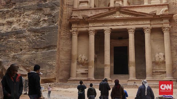 Petra merupakan kawasan wisata di Yordania yang terkenal dengan sebutan The Rose Red City. Tempat ini tersohor hingga seluruh penjuru dunia karena masuk ke dalam tujuh keajaiban dunia.