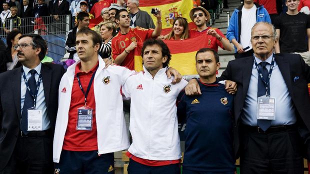Luis Milla (tengah) ketika mengantarkan Spanyol U-21 berjaya di Eropa.