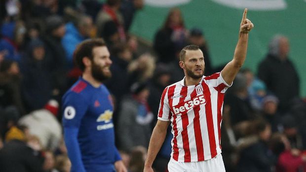 Juan Mata terlihat kecewa setelah mencetak gol bunuh diri dan membuat Stoke unggul 1-0.