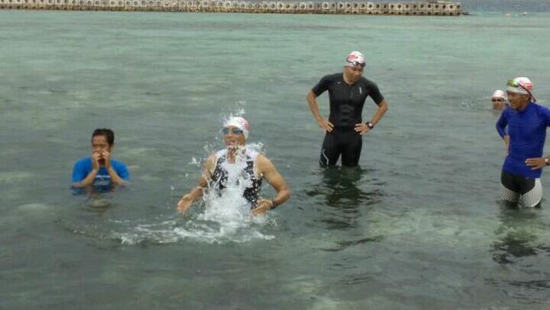 Sandiaga Uno berenang di Kepulauan Seribu, Sabtu (21/1).