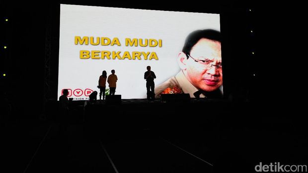  Cagub DKI Basuki Tjahaja Purnama (Ahok) nonton bareng pendukung di Kelapa Gading, Sabtu (21/1/2017)