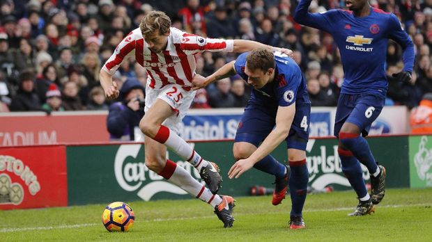 Peter Crouch dan kawan-kawan berhasil menyulitkan Manchester United sejauh ini.