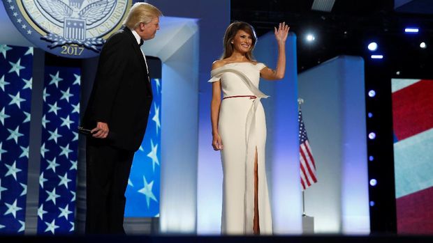 Melania Trump tampil memukau dengan gaun krem off-shoulder karya desainer New York.