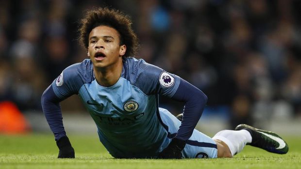 Sundulan Leroy Sane masih melenceng dari gawang Tottenham Hotspur yang dikawal Hugo Lloris.
