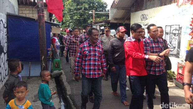 Blusukan ke Lebak Bulus, Djarot Kaget Ada Sampah Karpet di Sungai