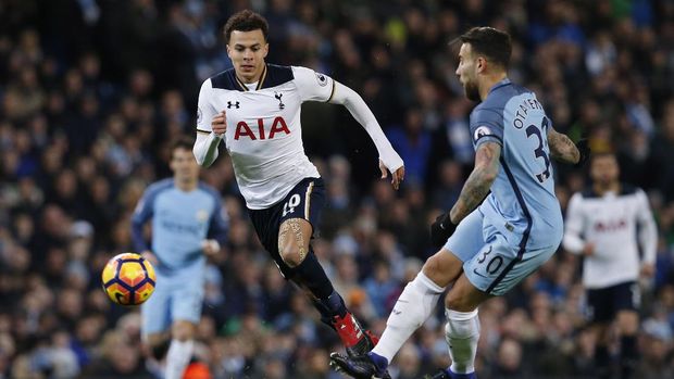 Dele Alli tak hanya aktif membangun serangan bagi Tottenham, tapi ia juga kerap membantu pertahanan.