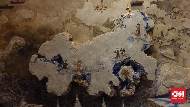 Instalasi ini bercerita tentang dunia bawah (underworld), dunia masa kini (recent world), dan akhirat (afterworld).