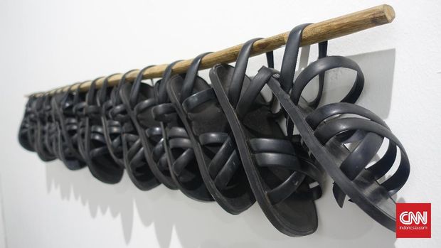 'Stake or Skewer' mengaitkan sebuah tongkat yang biasanya dipakai oleh penjaja berjalan untuk menggotong 17 sandal.