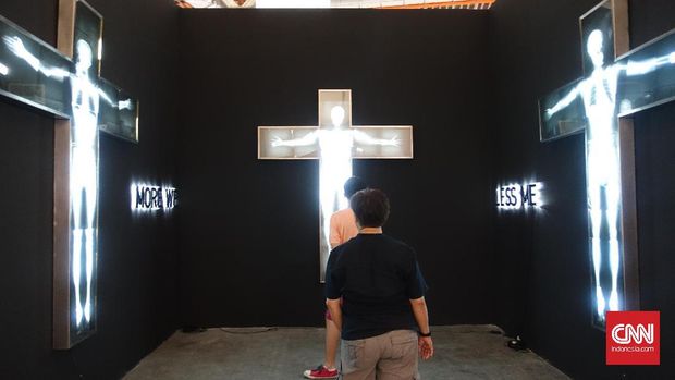 'More We, Less Me' merupakan kreasi triptych atau satu set dari tiga karya yang berhubungan dan secara sengaja dibuat untuk dipajang secara berdampingan.