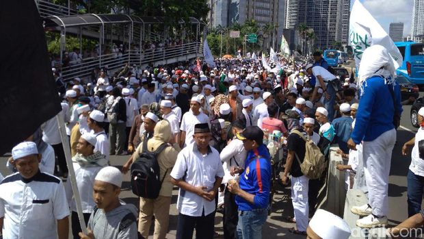 2000 Masa Umat Islam Kawal Pemeriksaan Habib Rizieq di Polda Metro