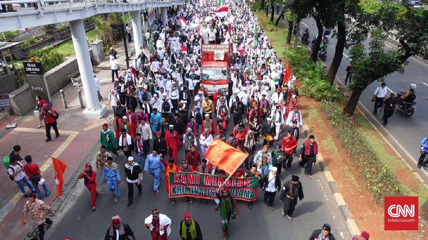 Massa FPI Tunggu Rizieq Hingga Pemeriksaan Berakhir