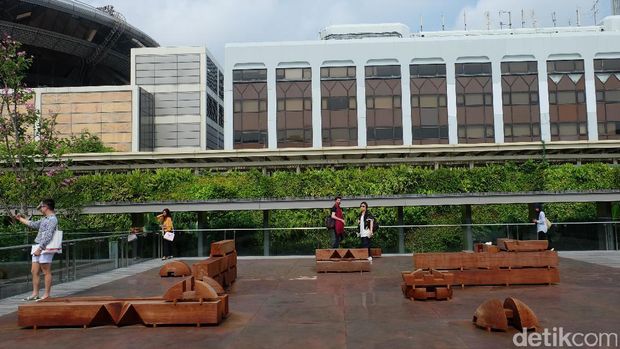 Potongan Kayu Karya Danh Vo di Rooftop Galeri Nasional Singapura