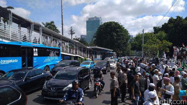 Massa FPI Tiba di Polda Metro Jaya 