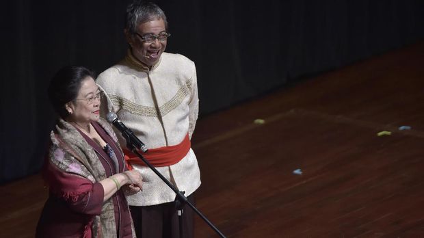Megawati Soekarnoputri berbicara di hadapan penonton lakon Tripikala bersama Butet Kertaradjasa.