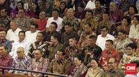 Presiden Jokowi duduk bersebelahan dengan Megawati saat menikmati lakon Tripikala. (ANTARA FOTO/Rosa Panggabean)