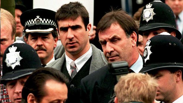 Eric Cantona saat menghadapi tuntutan dua minggu penjara akibat ulahnya menendang suporter Crystal Palace.