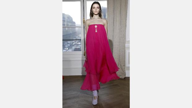 Shocking pink merupakan warna favorit Schiaparelli yang terus diabadikan oleh Guyon.