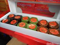berbelanja kue keranjang khas imlek di pasar glodok berbelanja kue keranjang khas imlek di pasar glodok