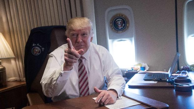 Perintah eksekutif Donald Trump tunda sementara imigrasi dari tujuh negara Muslim.