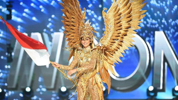 Kezia Warouw saat membawakan kostum nasional Indonesia bertema garuda.