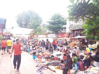 Melihat Suasana Bagi-bagi Angpao Imlek di Vihara Petak 