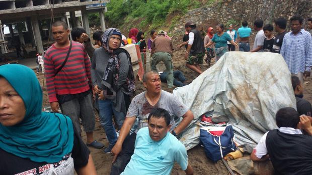 Bus Angkut Rombongan dari Cirebon Terguling di Lombok, 2 Orang Tewas