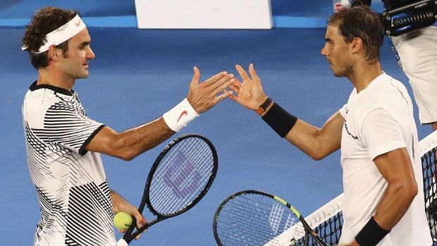 Rafael Nadal (kanan) usai dikalahkan Rifer Federer di Australia terbuka 2017.