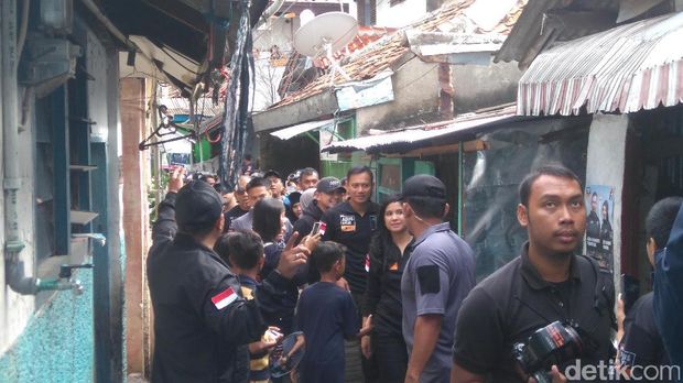 Bareng Annisa, Agus Gerilya dan Belanja Buah di Pasar Rengas